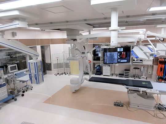 病院の手術室並みの設備が整えられたアンギオハイブリッド手術室