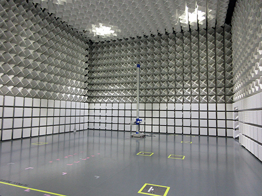 電磁波による相互干渉を検査・測定するための電波暗室