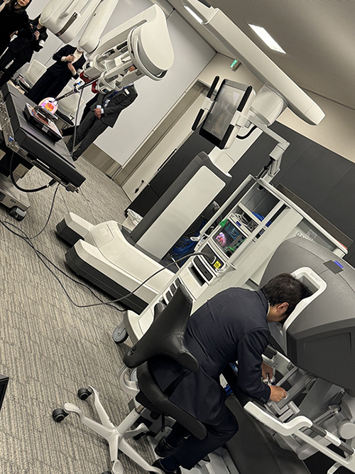 「ダビンチ」を使った前立腺がんの模擬手術を行う沼尾氏