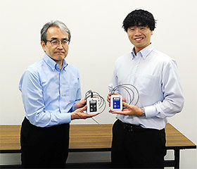 「e-WAVES」を持つ岩谷産業機械本部電力・ガスプラント部部長の立花真志氏（左）と、太平洋工業事業開発センター新規事業推進部営業企画グループの渡邉耕平氏