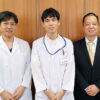 左から長野県立こども病院の鈴木薬剤部長、出向中の笠垣さん、信州大病院の内藤薬剤部長