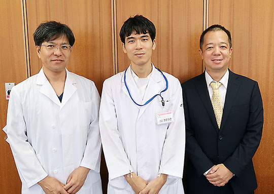 左から長野県立こども病院の鈴木薬剤部長、出向中の笠垣さん、信州大病院の内藤薬剤部長