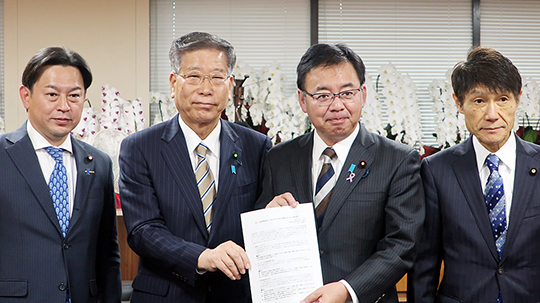 上野厚労相(右から2人目)に緊急提言を提出した勉強会の議員ら