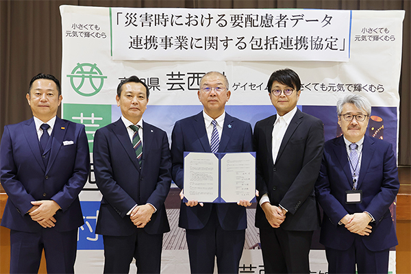 左から、イツモDS代表取締役の大田仁大氏、キヤノンBA代表取締役社長の杉中氏美勝、芸西村の松本巧村長、芸西病院の藤戸良輔理事長、高知県立大学の甲田茂樹学長