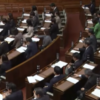 参議院本会議での採決の様子（ボタンを押して投票する）