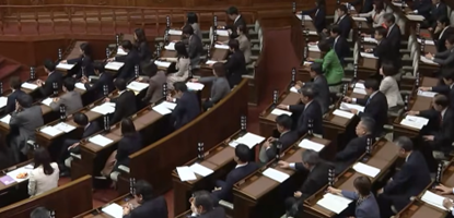 参議院本会議での採決の様子(ボタンを押して投票する)