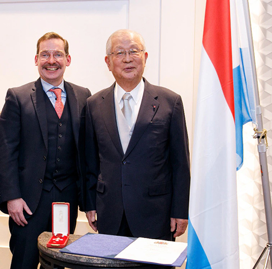 服部氏と駐日ルクセンブルク大公国大使ミシェル・レーシュ氏（左）