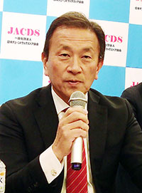 あいさつする塚本厚志氏