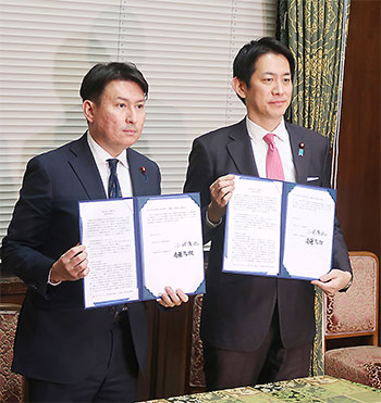 自民（右）・維新の政調会長間で合意に至った