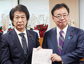 提言書を渡す田村会長（左）
