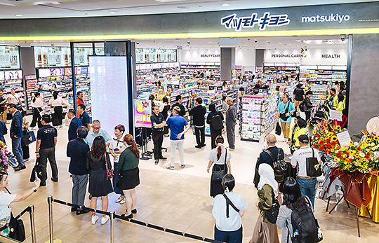 オープン当日から店内は多くの来店客で賑わった