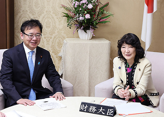 大臣折衝を行う片山財務相(右)、上野厚労相