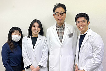 佐々木さん（右から2人目）ら薬局のスタッフと