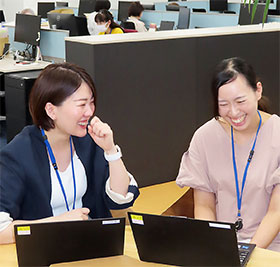 後輩と打ち合わせをする大宮さん（左）。フリースペースで話も弾む