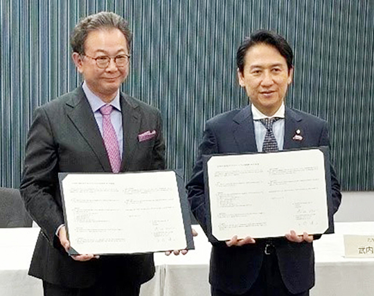 サンキュードラッグの平野健二社長兼CEO（左）と北九州市の武内和久市長