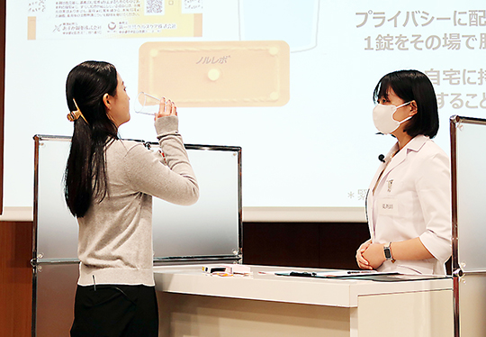 薬剤師の面前で服用するシーンなど、詳細なデモンストレーションを実施した