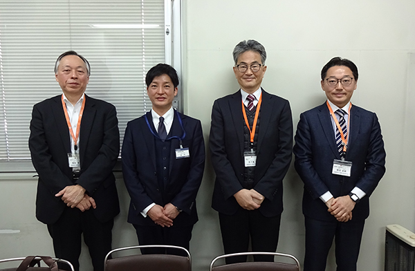 向かって左から富田、山川、五十嵐、笹沼の各氏