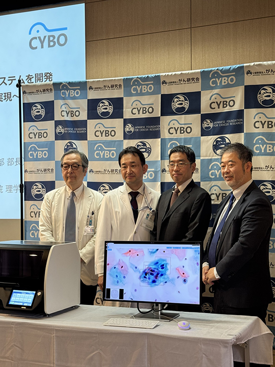 左から　佐野院長　千葉細胞診断部部長　新田CYBO社長　合田CYBO取締役