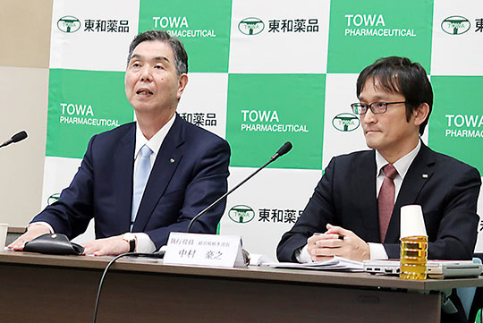 会見する吉田氏（左）と中村氏