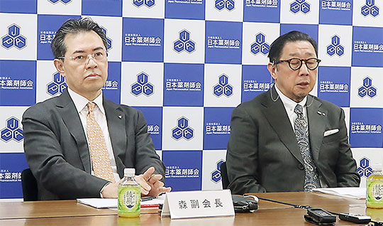 所感を語る岩月氏（右）