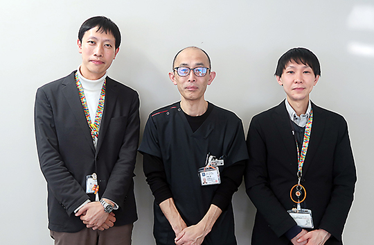 加藤氏（中央）と高齢者地域支援課の担当職員