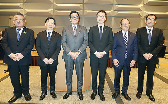 会長に内定した岩月氏（左から3人目）