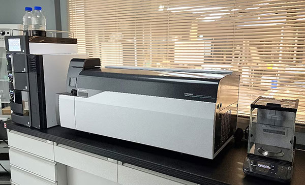 スタジオに設置した高速液体クロマトグラフ質量分析計「LCMS-8050RX」と分析天びん「AP225W-AD」