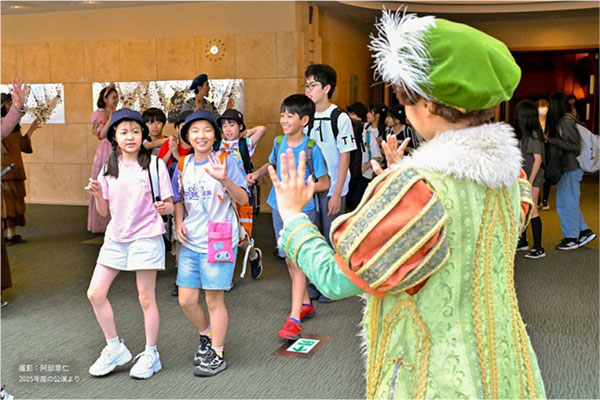 出演者による終演後のお見送り風景