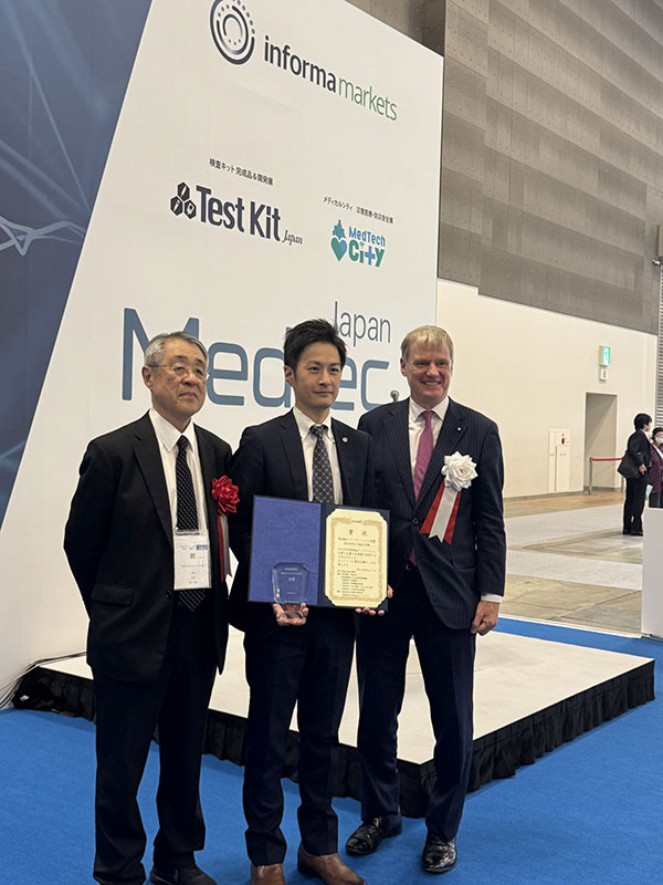 左から妙中氏、佐々木雄太郎氏（徳島大学）、イヴ氏