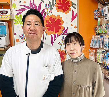 武蔵村山病院薬剤科の山崎氏（右）と武蔵村山市薬剤師会の宇津木会長