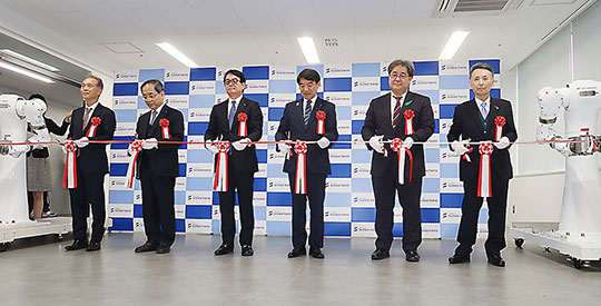 テープカットをロボット（まほろ）がお手伝い