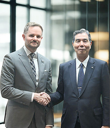 左から独アドラゴスのラーベCEOと東和薬品の吉田社長