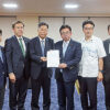 上野厚労相（右から4人目）に緊急提言を提出