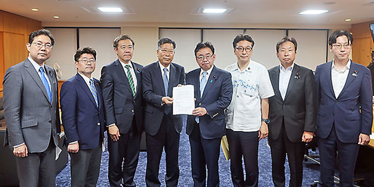 上野厚労相(右から4人目)に緊急提言を提出