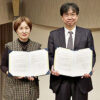 日本不安症学会(右が清水栄司理事長)とヴィアトリス製薬(左がソナ・キム社長)は疾患啓発で連携協定