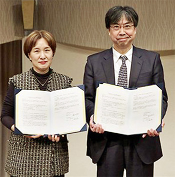 日本不安症学会(右が清水栄司理事長)とヴィアトリス製薬(左がソナ・キム社長)は疾患啓発で連携協定