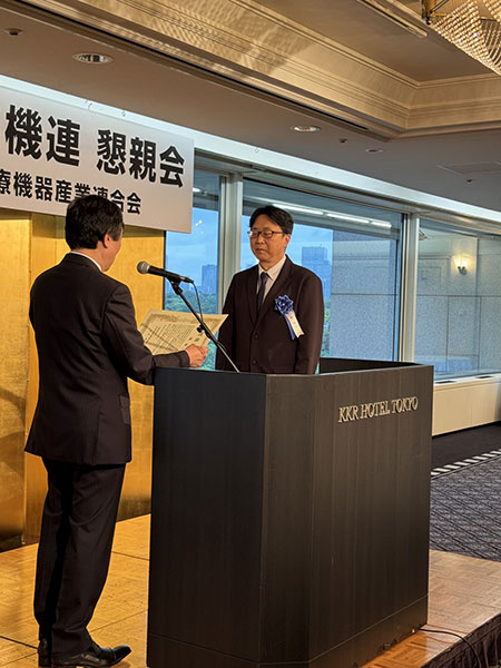 鄭氏に表彰状授与