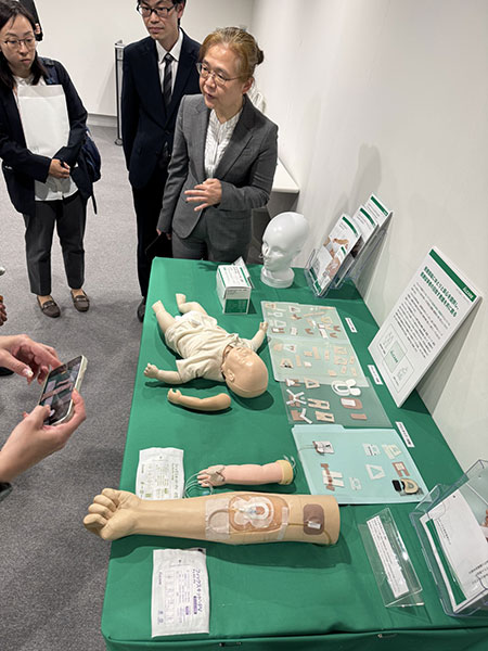 手前が成人用固定キット、後方が試作品など