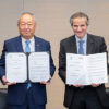 ラファエル・マリアーノ・グロッシーIAEA事務局長(右)、後藤禎一富士フイルムホールディングス代表取締役社長・CEO(左)