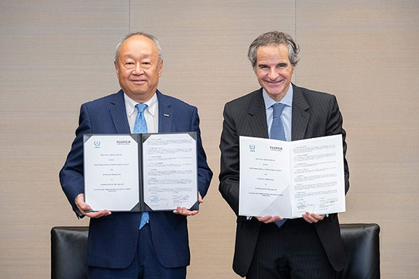 ラファエル・マリアーノ・グロッシーIAEA事務局長（右）、後藤禎一富士フイルムホールディングス代表取締役社長・CEO（左）