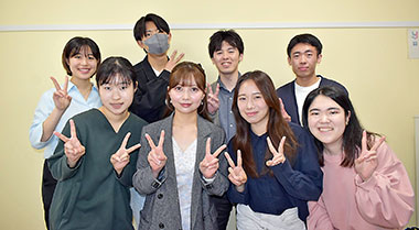 まい丼maidonさん（前列左から2番目）と日本薬学生連盟広報部のメンバー