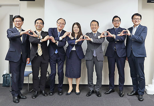 右2人目から岩月氏、塚本氏、藤井氏、和泉氏