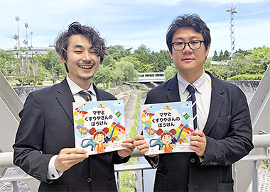 日本語訳を手がけた鈴木氏(右)と木内氏