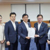 申し入れ書を手渡す国民民主党の玉木代表(左から4人目)