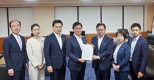 申し入れ書を手渡す国民民主党の玉木代表(左から4人目)