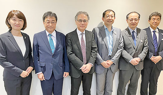 日病薬新執行部体制（左から3人目が武田会長）
