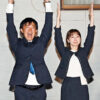 当選して万歳する佐藤氏（左）