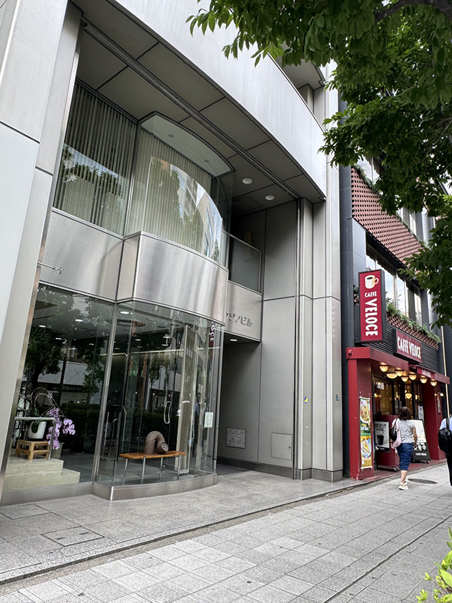 ビルの正面入り口