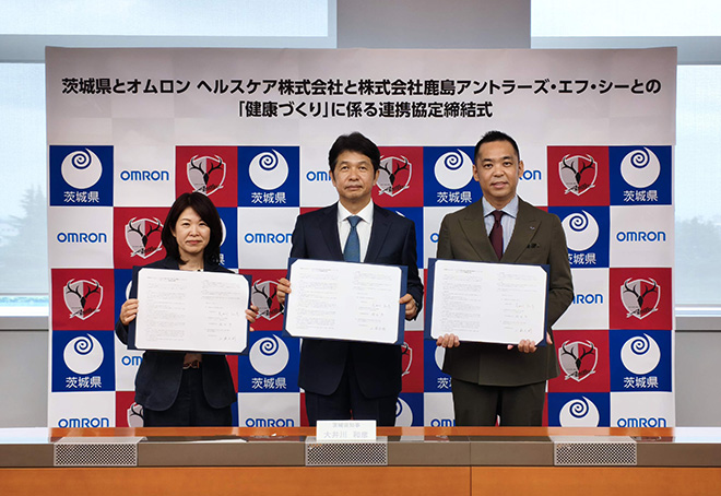 中央:茨城県の大井川知事、右:鹿島アントラーズ・エフ・シーの小泉文明社長、左:オムロンHCの岡田社長
