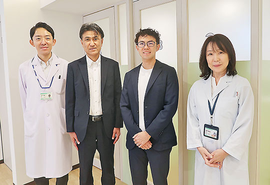 左から2人目が齊田専務、3人目が齋藤社長